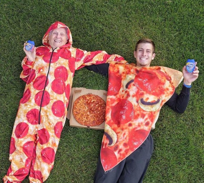 Nonna Enne E Suo Nipote Indossano Costumi Ridicoli Per Scene Assurde