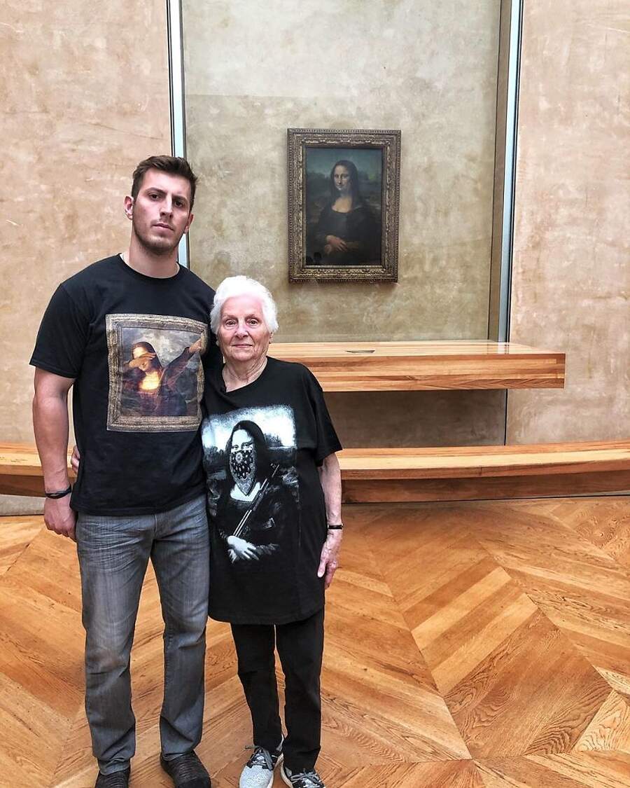 Nonna Enne E Suo Nipote Indossano Costumi Ridicoli Per Scene Assurde