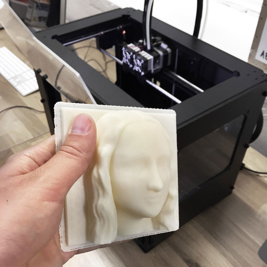 Artisti che creano quadri 3D per i non vedenti