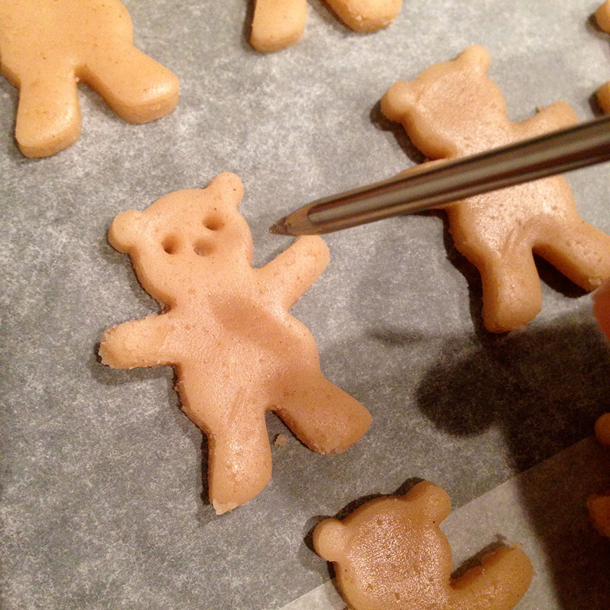 Biscotti a forma di orsetto con mandorle