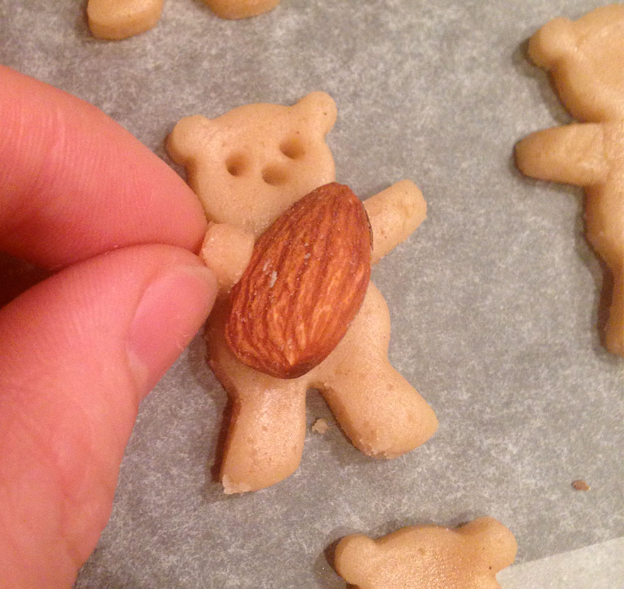 Biscotti a forma di orsetto con mandorle