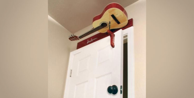 Le campanelle della vostra porta potrebbero essere sostituite da questa  chitarra appesa