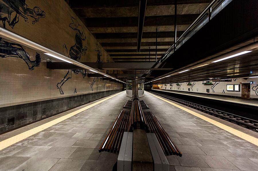 Metro station near me. Станция Вестминстер. Метро в Португалии. Union Metro Station. The Underground Station Westminster.