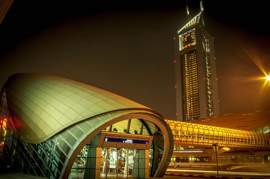 Station dubai. Эмирейтс Тауэрс Дубай. Эмиратские башни Дубай. Метро Тауэр. Union Metro Station Dubai.