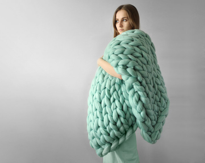 Sembrano lavori a maglia fatti da un gigante ma sono confortevoli coperte  fatte a mano per umani