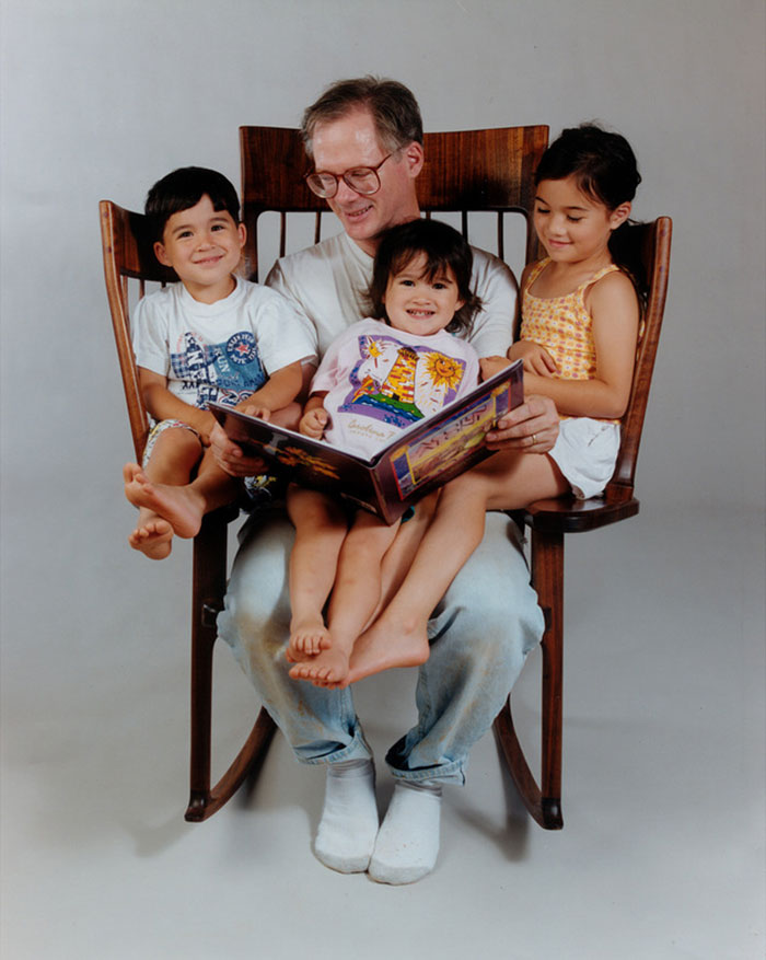 Papà costruisce una sedia a dondolo a tre posti per poter leggere insieme ai  suoi 3 bambini