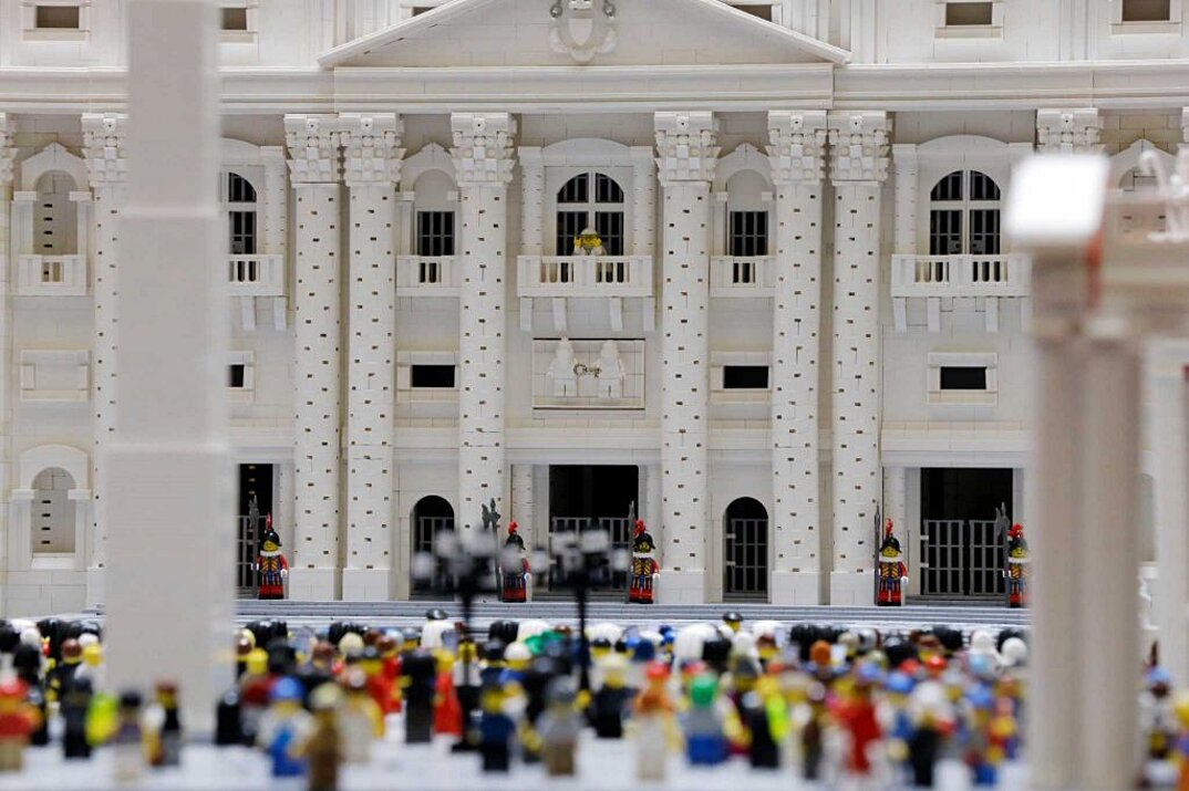 Sacerdote costruisce una dettagliata piazza S.Pietro del Vaticano