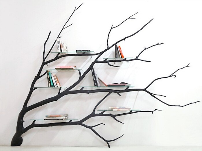 Trova un ramo caduto e lo trasforma in una splendida libreria: il risultato  è incredibile