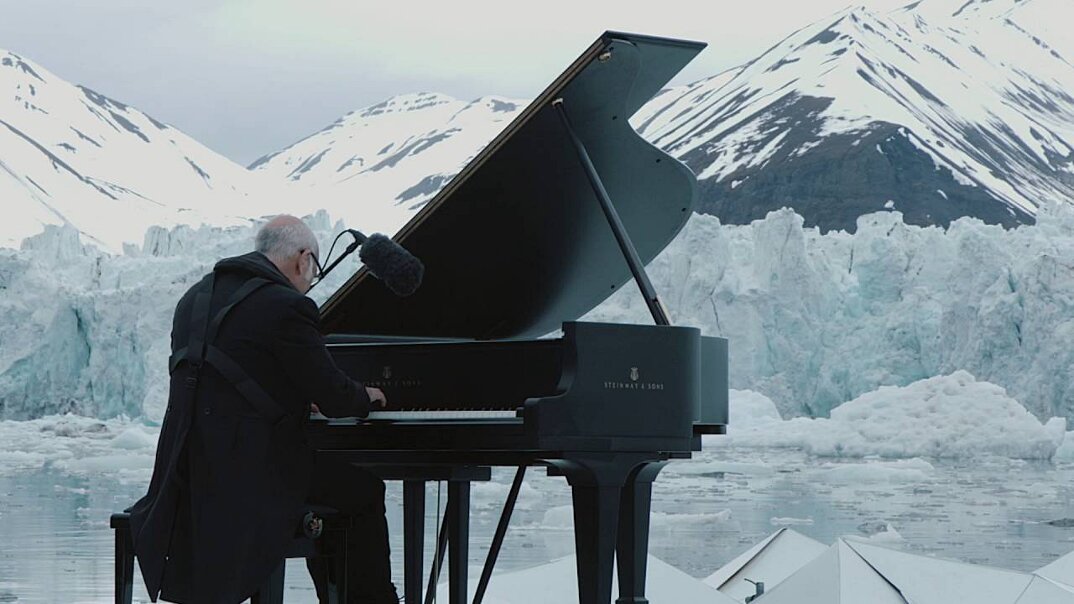 Ludovico Einaudi suona il piano su una piattaforma galleggiante tra i