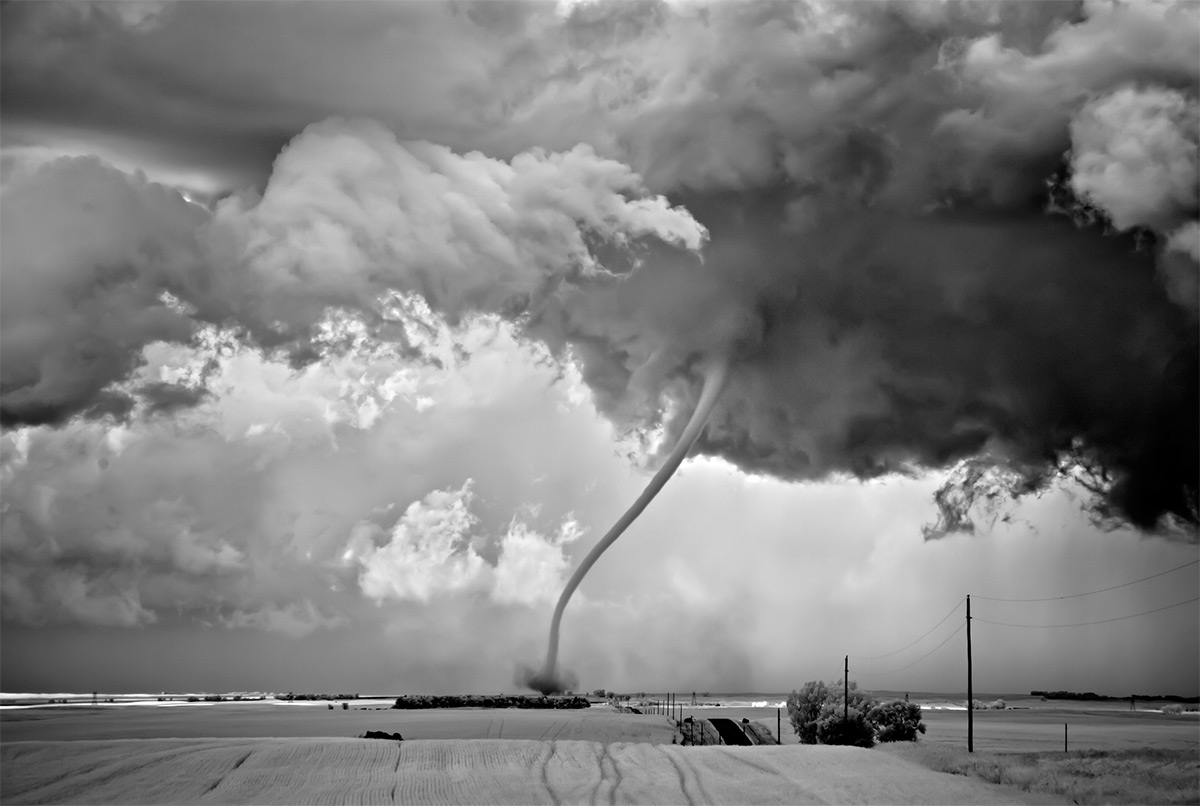 Minacciosi uragani e trombe d�aria fotografati in bianco e nero da