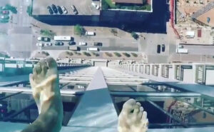 La prima piscina al mondo in cima a un grattacielo offrirà una vista a 360  gradi su Londra