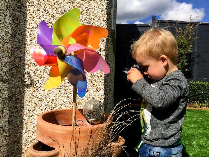 Papà regala al figlio di 19 mesi una vecchia macchina fotografica ecco le sue foto