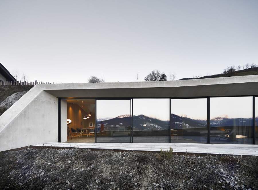 In Alto Adige Un Abitazione Rurale E Ampliata Con Una Moderna Casa Sotterranea Con Prato Verde Sul Tetto