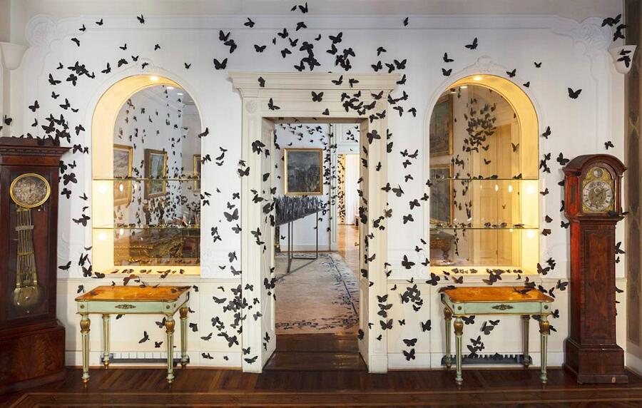 Uno sciame surreale di 15.000 farfalle di carta invade un edificio del 19°  secolo