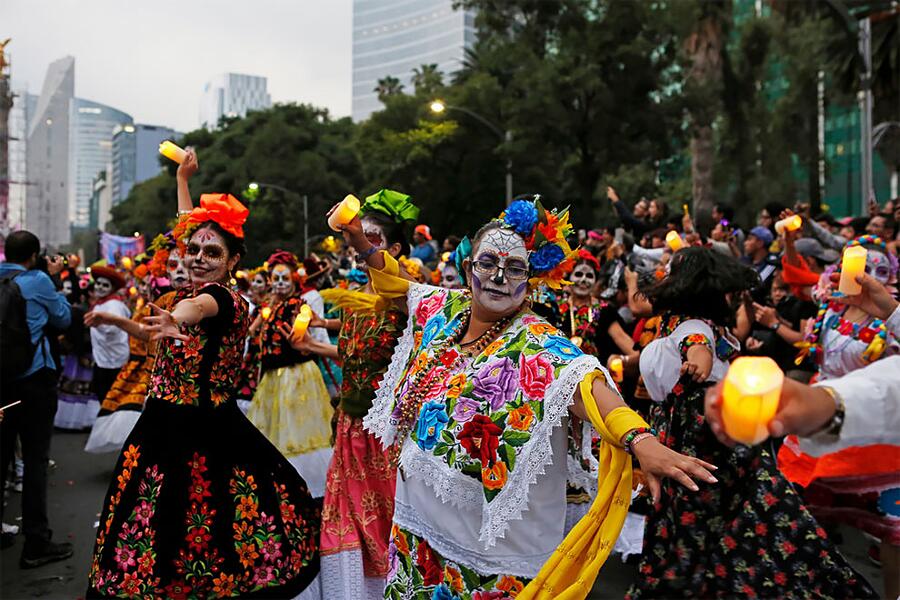 In Messico Sfilano Teschi E Fiori Colorati Per Celebrare Il Giorno Dei ...