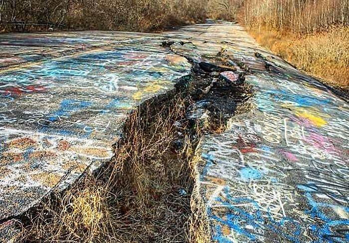 Un'autostrada abbandonata in Pennsylvania è stata completamente coperta di  graffiti