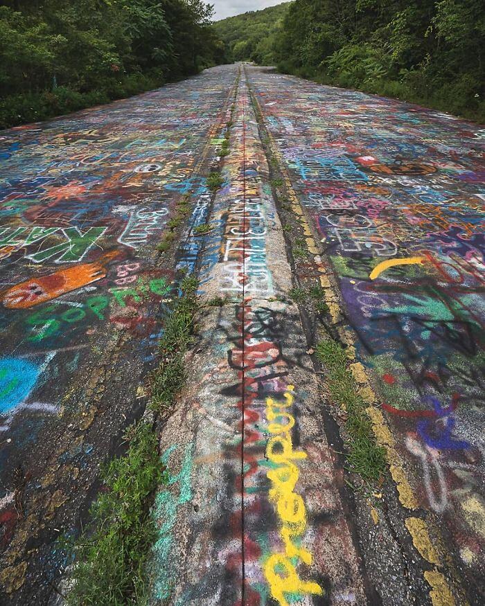 Un'autostrada abbandonata in Pennsylvania è stata completamente coperta di  graffiti