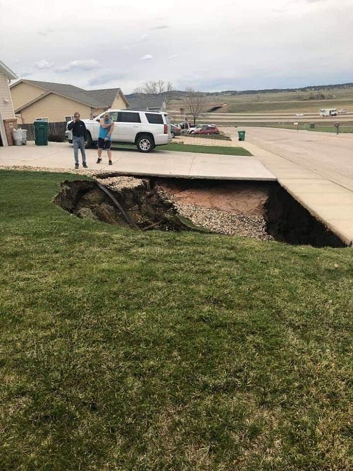 Una Enorme Voragine Si Apre Nel Terreno In Dakota Del Sud E L Interno   Voragine Terreno Black Hawk Sud Dakota Foto 01 