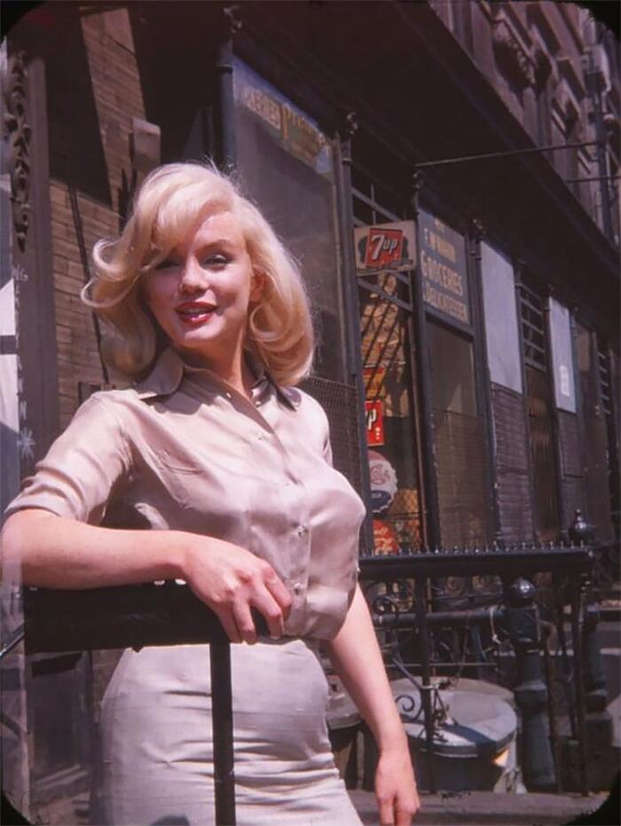 Marilyn Monroe in immagini del 1960 che mettono in mostra la