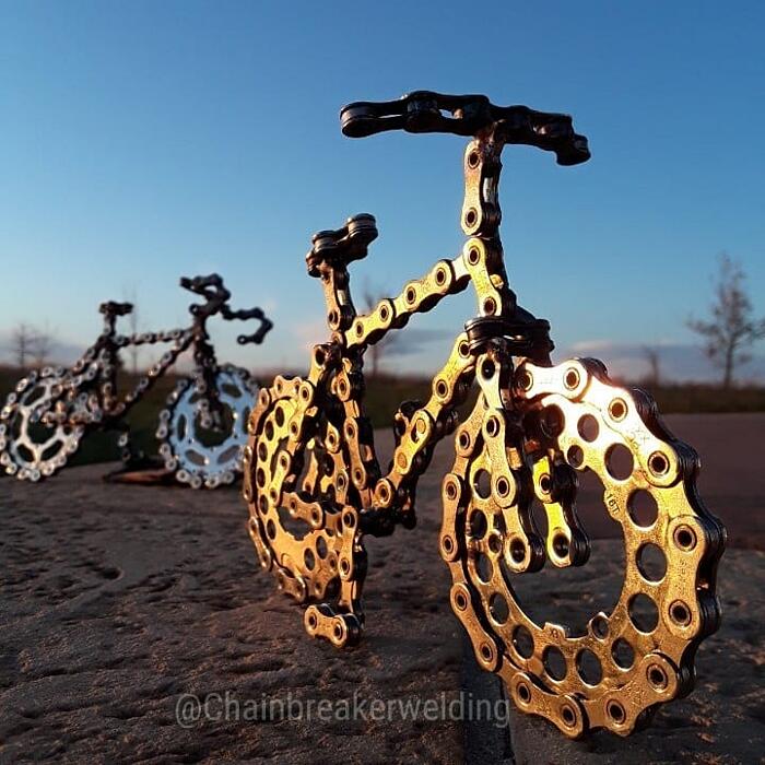 artista con ruota di bicicletta