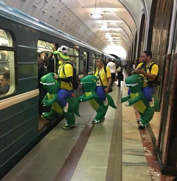 Metropolitana sotterranea, treno auto interni moderni con vari passeggeri  con gadget. Persone sedute e in piedi. Personaggi maschili e femminili alla  moda Immagine e Vettoriale - Alamy