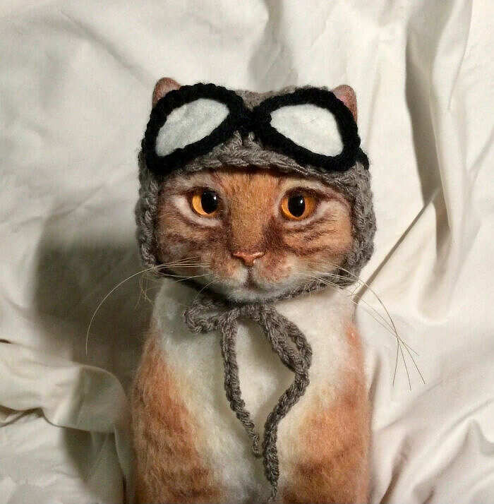 Artista dell'uncinetto crea originali cappelli per gatti ispirati